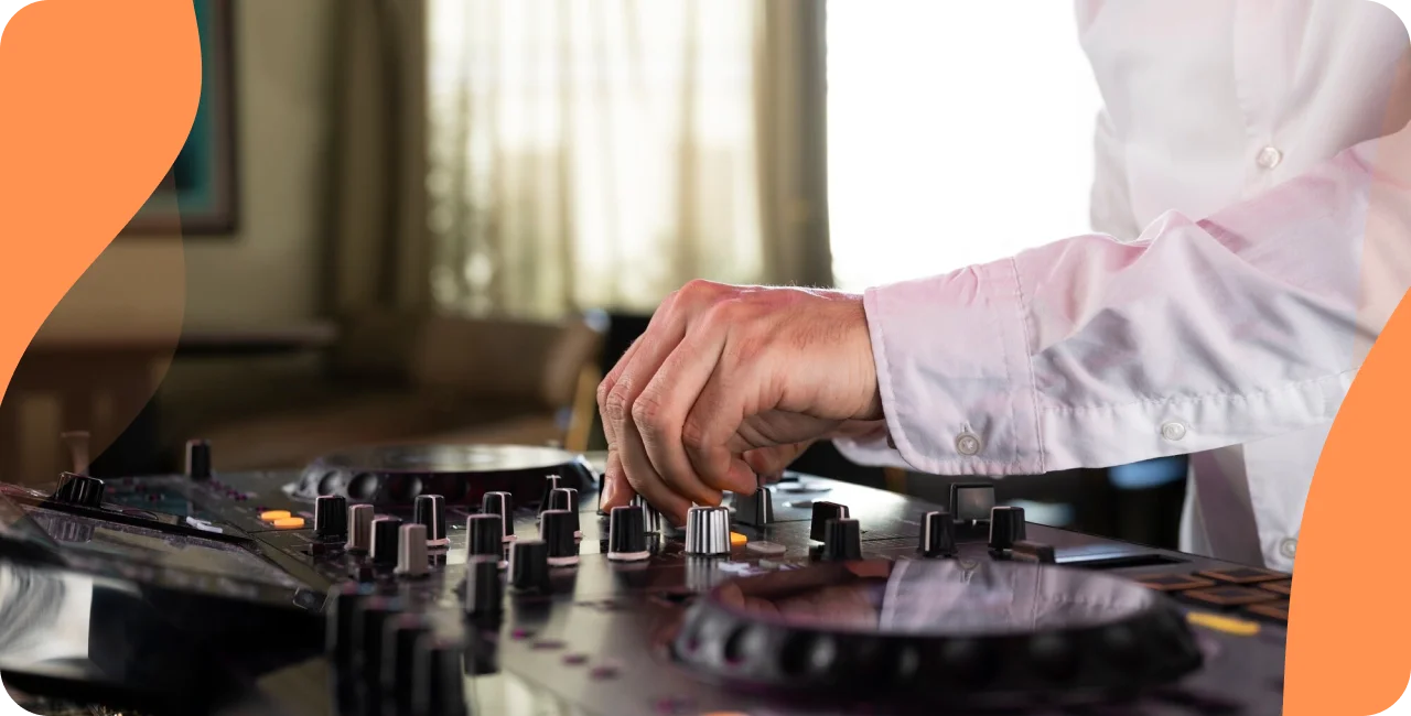 radio dj qui mix sur des platines