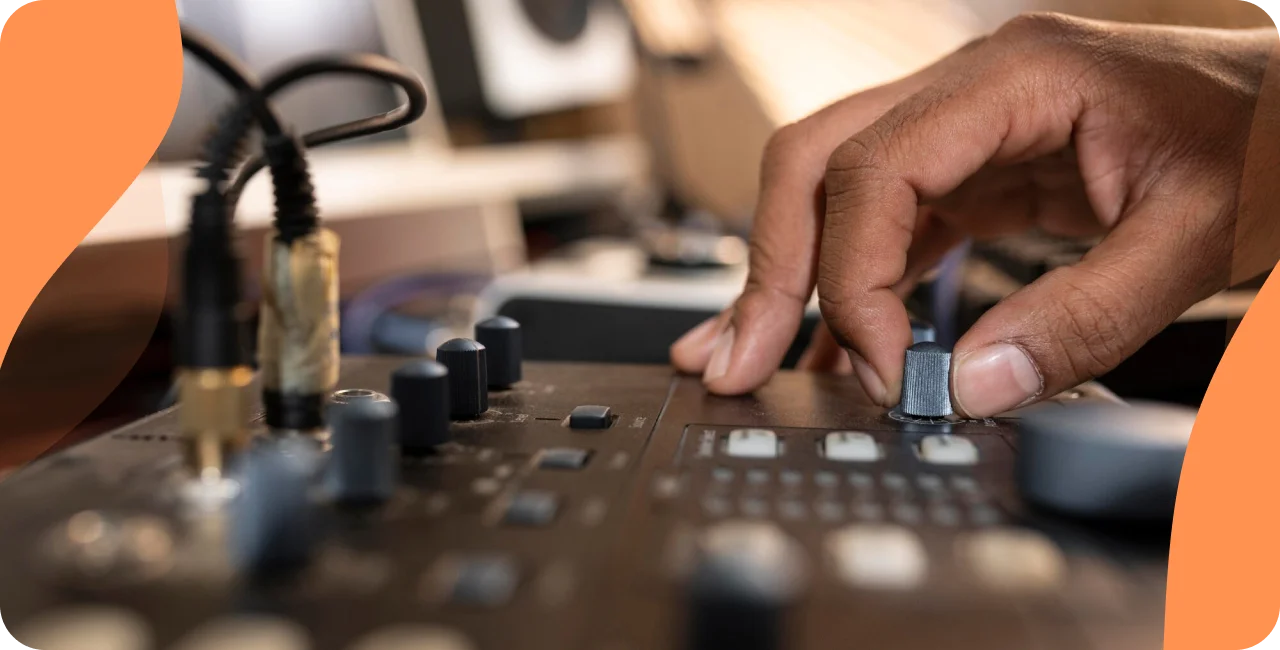 radio dj qui mix dans un studio