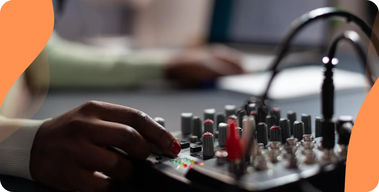 femme qui utilise une table de mixage