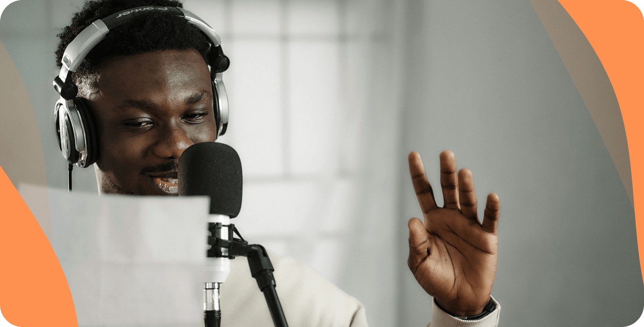 homme qui fait une chronique radio