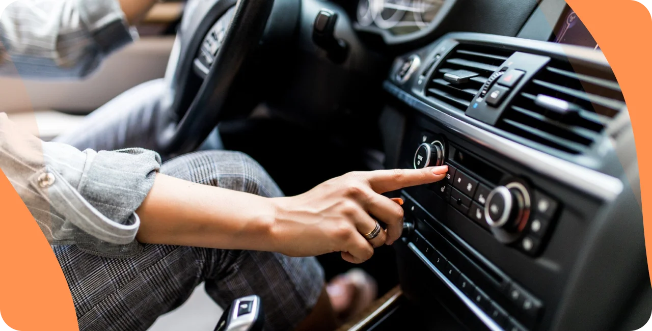 femme qui appuie sur la radio de sa voiture